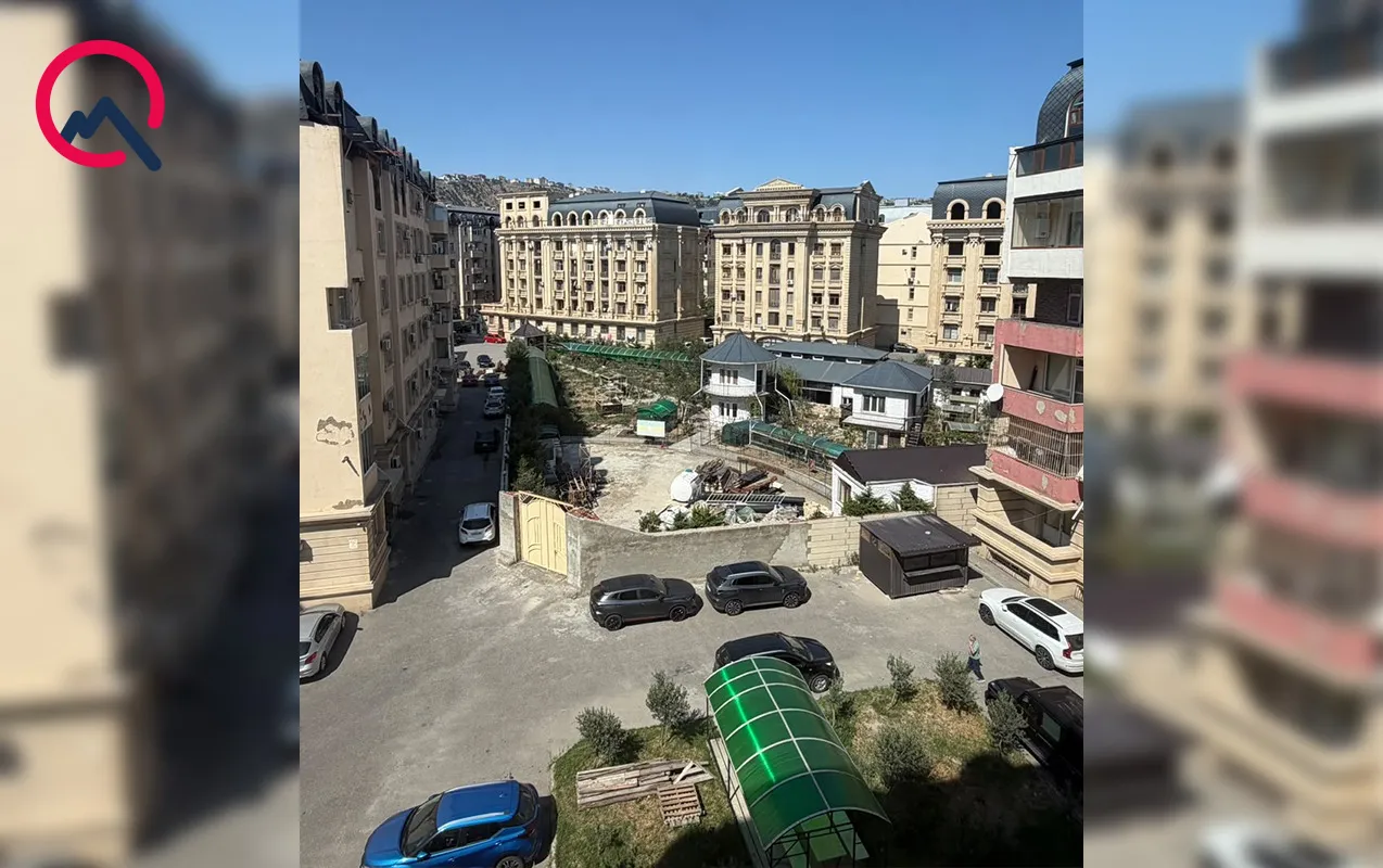 “Bəy Mamed” yaşayış kompleksinin həyətini hasarlayıb özünə villa tikdirir” - Fotolar