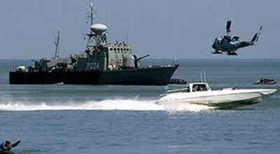 Hörmüz boğazında tanker atəşə tutuldu