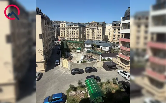 “Bəy Mamed” yaşayış kompleksinin həyətini hasarlayıb özünə villa tikdirir” - Fotolar