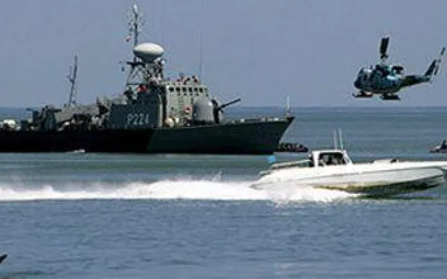 Hörmüzdə tanker minaya çırpıldı, tamamilə yandı