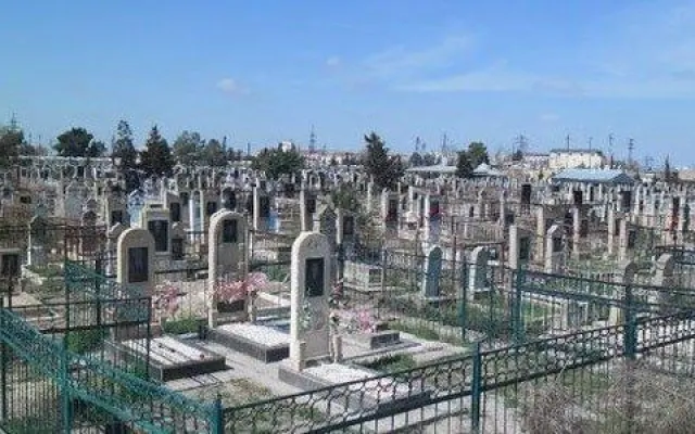 Qəbiristanlığın içində bina tikib satırlar - Video