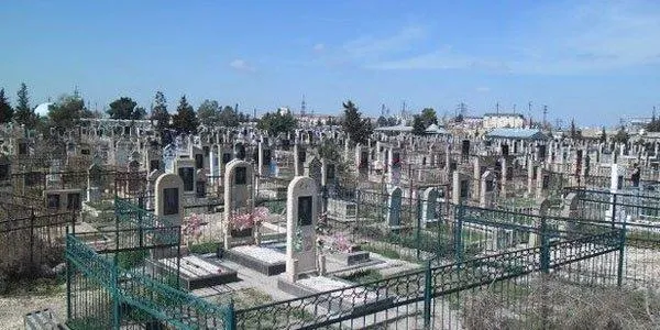 Qəbiristanlığın içində bina tikib satırlar - Video