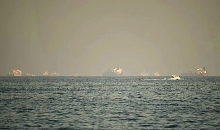 İran Hörmüzdə neft tankerinə zərbə endirdi