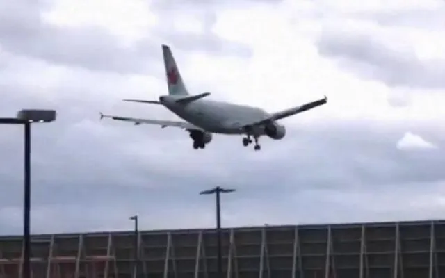 İranda qorxulu anlar: Təyyarə havada parçalandı - Video